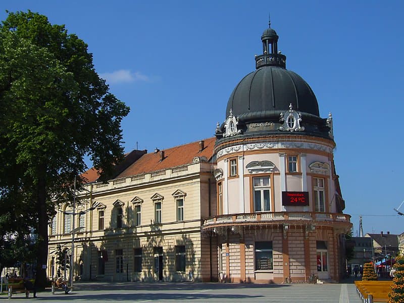 Zgrada sa kupolom u centru Sremske Mitrovice